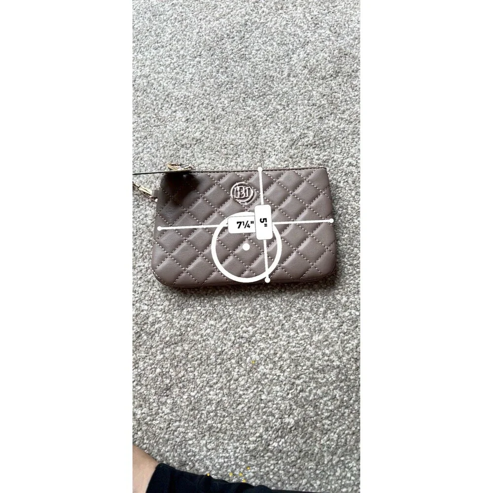 NWT Badgley Mischka Wristlet Quilted Vegan Leather Taupe Gold Zipper‎ Logo
